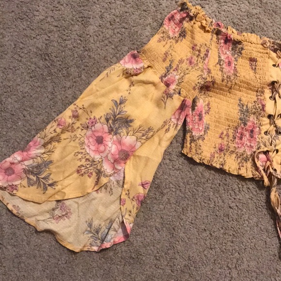 Off the shoulder flare sleeve crop top - Picture 2 of 2